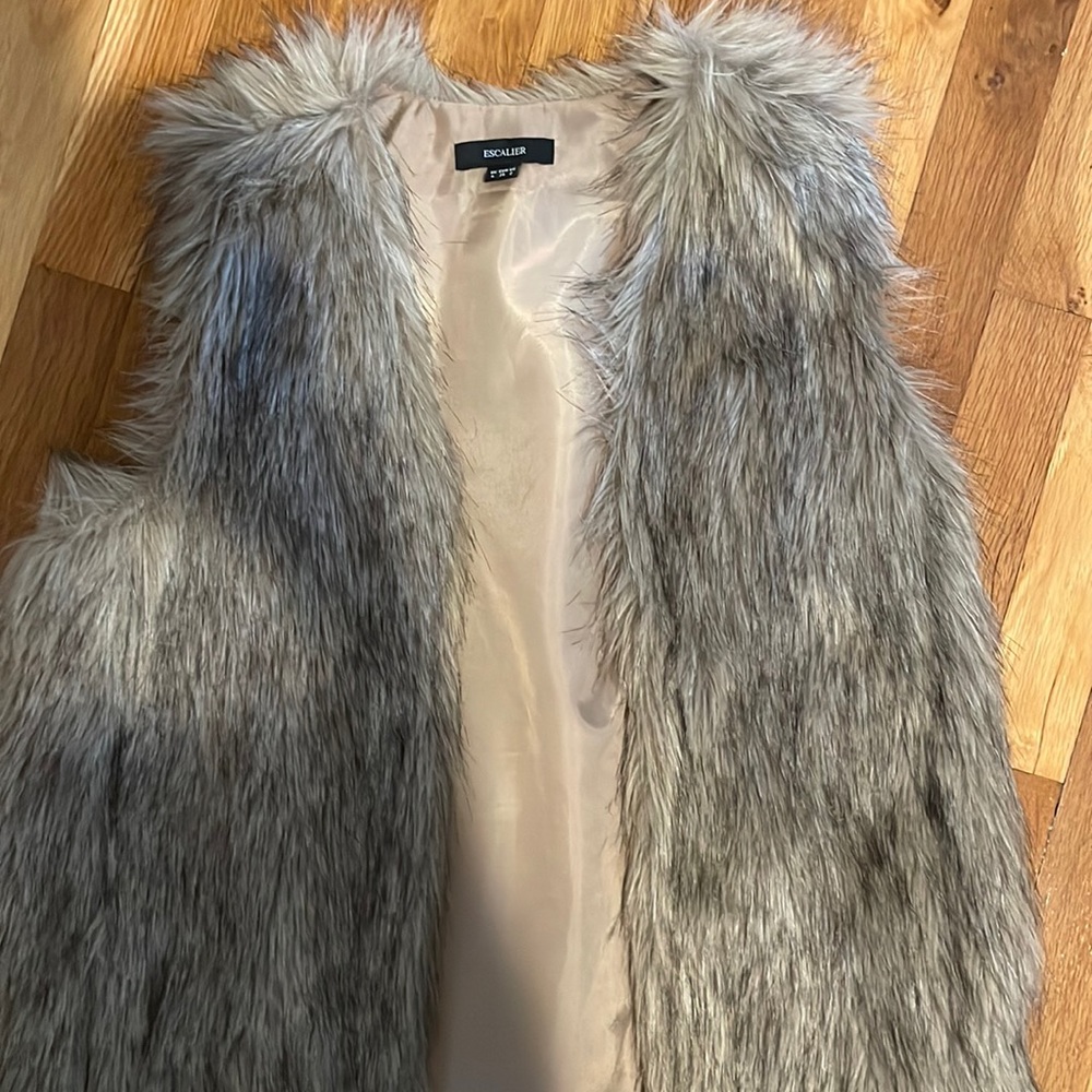 Adorable no flaws only worn once faux fur vest!